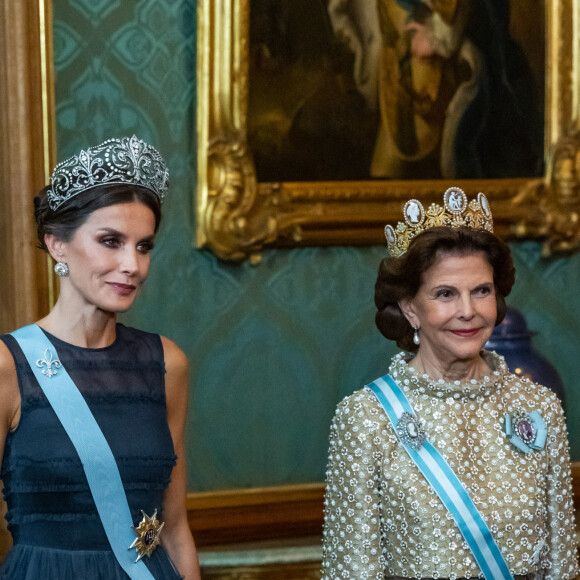 La reine Letizia d'Espagne, la reine Silvia de Suède lors du dîner d'état au palais royal à Stockholm pour la visite en Suède du couple royal d'Espagne le 24 novembre 2021.