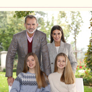 La photo choisie par le roi Felipe et la reine Letizia d'Espagne pour présenter leurs voeux. Le roi Felipe VI, la reine Letizia d'Espagne, la princesse Leonor et l'infante Sofia d'Espagne. Décembre 2021