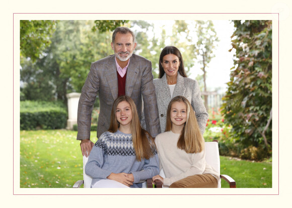 La photo choisie par le roi Felipe et la reine Letizia d'Espagne pour présenter leurs voeux. Le roi Felipe VI, la reine Letizia d'Espagne, la princesse Leonor et l'infante Sofia d'Espagne. Décembre 2021