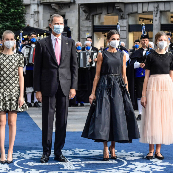 Le roi Felipe V et la reine Letizia d'Espagne, avec la princesse Leonor, princesse des Asturies et l'infante Sofia d'Espagne - La famille royale espagnole lors de la cérémonie de remise des prix de la princesse des Asturies au théâtre Campoamor à Oviedo, Espagne, le 22 octobre 2021.