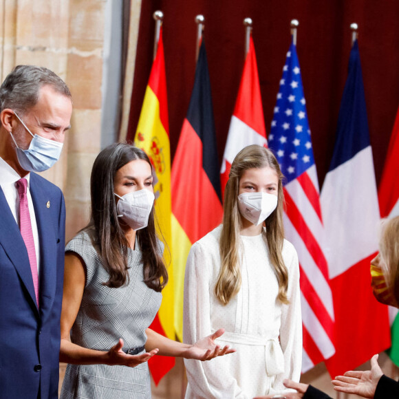 La princesse Leonor, princesse des Asturies, le roi Felipe VI et la reine Letizia d'Espagne, et L'infante Sofia d'Espagne - Réception en audience des récipiendaires des médailles des Asturies 2021 à l'hôtel Reconquista à Oviedo, Asturies (Espagne). Le 22 octobre 2021.