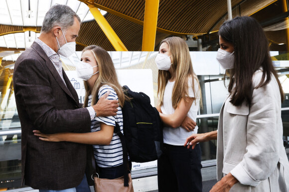 Le roi Felipe VI, la reine Letizia d'Espagne et l'infante Sofia d'Espagne accompagnent la princesse Leonor à l'aéroport de Madrid avant qu'elle rejoigne l'UWC Atlantic College au château de Saint Donat au Pays de Galles. Le 30 août 2021.