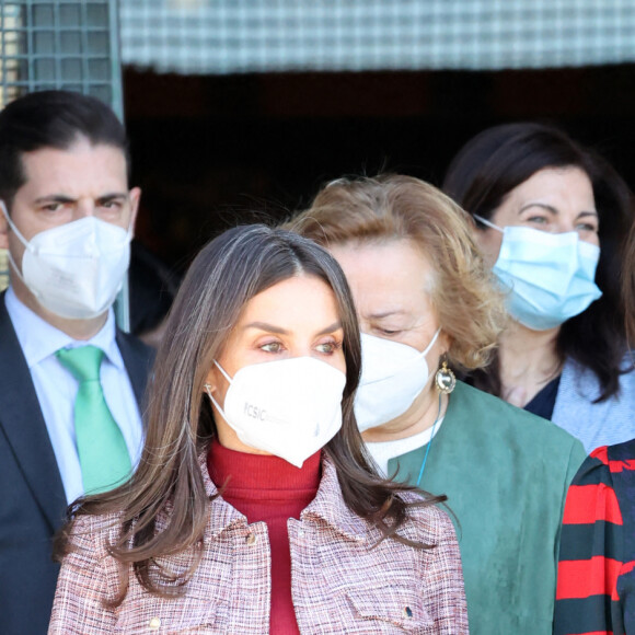 La reine Letizia quitte le Muséum national des sciences naturelles après la rencontre entre scientifiques et entrepreneurs " Briser les plafonds de verre : les femmes scientifiques, du laboratoire à l'entrepreneuriat ", le 8 février 2022, à Madrid (Espagne).