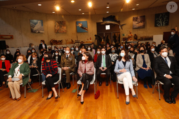 La reine Letizia arrive au Muséum national des sciences naturelles pour présider la rencontre entre scientifiques et entrepreneurs " Briser les plafonds de verre : les femmes scientifiques, du laboratoire à l'entrepreneuriat ", le 8 février 2022, à Madrid (Espagne).