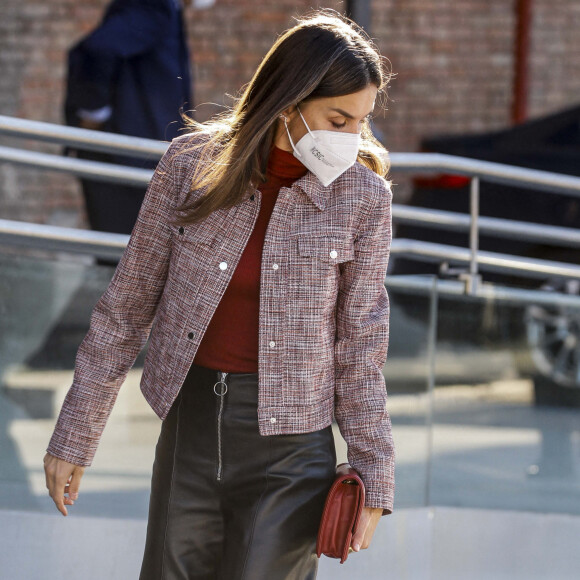 La reine Letizia arrive au Muséum national des sciences naturelles pour présider la rencontre entre scientifiques et entrepreneurs " Briser les plafonds de verre : les femmes scientifiques, du laboratoire à l'entrepreneuriat ", le 8 février 2022, à Madrid (Espagne).