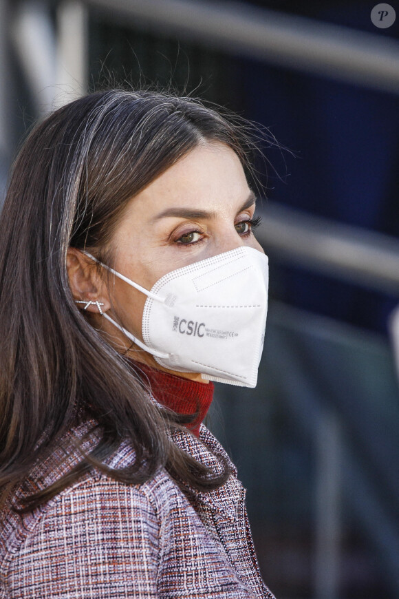 La reine Letizia arrive au Muséum national des sciences naturelles pour présider la rencontre entre scientifiques et entrepreneurs " Briser les plafonds de verre : les femmes scientifiques, du laboratoire à l'entrepreneuriat ", le 8 février 2022, à Madrid (Espagne).