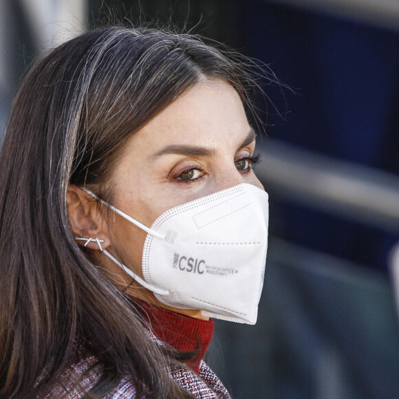 La reine Letizia arrive au Muséum national des sciences naturelles pour présider la rencontre entre scientifiques et entrepreneurs " Briser les plafonds de verre : les femmes scientifiques, du laboratoire à l'entrepreneuriat ", le 8 février 2022, à Madrid (Espagne).