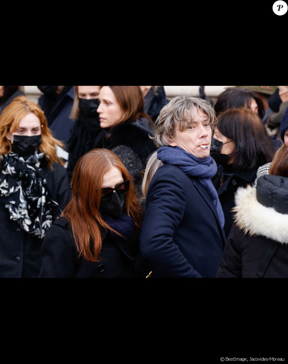 Lolita Chammah, sa mère Isabelle Huppert, Swann Arlaud - Sorties des obsèques de Gaspard Ulliel en l'église Saint-Eustache à Paris. Le 27 janvier 2022. © Jacovides-Moreau / Bestimage