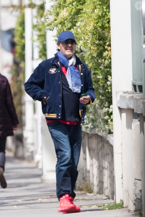 Exclusif - Jean-Luc Reichmann, tout sourire, se rend à son parking pour récupérer sa voiture à Paris, France, le 16 mai 2020. L'animateur est de très bonne humeur, il a vendu à Endemol sa société de production Jereluc pour plus de dix millions d’euros. 