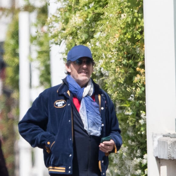 Exclusif - Jean-Luc Reichmann, tout sourire, se rend à son parking pour récupérer sa voiture à Paris, France, le 16 mai 2020. L'animateur est de très bonne humeur, il a vendu à Endemol sa société de production Jereluc pour plus de dix millions d’euros. 