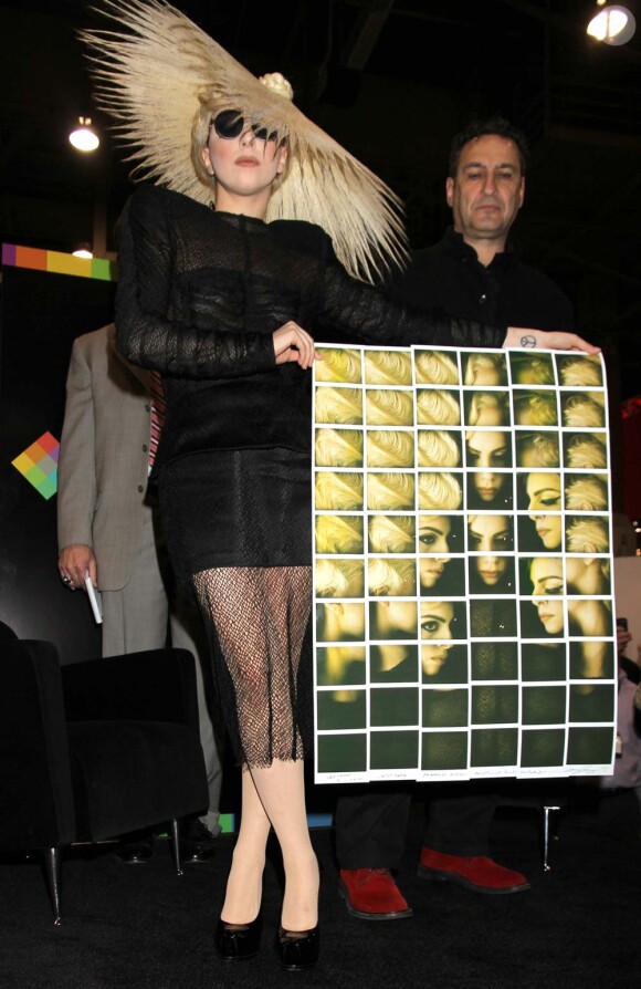 Lada Gaga à la convention de Polaroid, le 7 janvier 2010