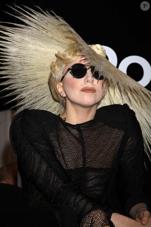 Lada Gaga à la convention de Polaroid, le 7 janvier 2010