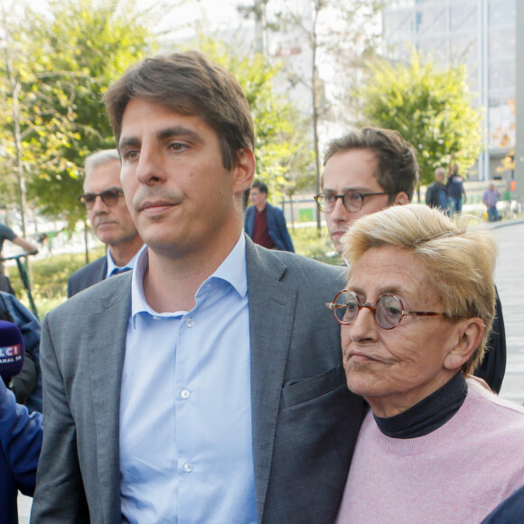 Isabelle Balkany sort du tribunal de Paris, soutenue par son fils Alexandre, après le verdict du procès des époux Balkany pour fraude fiscale le 13 septembre 2019.