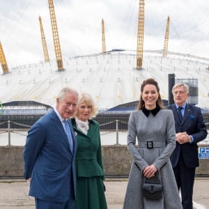 Le prince Charles, prince de Galles, Camilla Parker Bowles, duchesse de Cornouailles, et Catherine (Kate) Middleton, duchesse de Cambridge, arrivent pour une visite à la fondation Trinity Buoy Wharf, un site de formation pour les arts et la culture à Londres, Royaume Uni, le jeudi 3 février 2022.