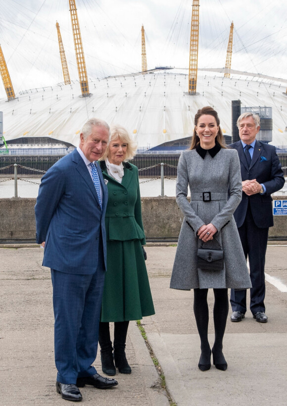Le prince Charles, prince de Galles, Camilla Parker Bowles, duchesse de Cornouailles, et Catherine (Kate) Middleton, duchesse de Cambridge, arrivent pour une visite à la fondation Trinity Buoy Wharf, un site de formation pour les arts et la culture à Londres, Royaume Uni, le jeudi 3 février 2022.