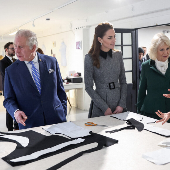 Le prince Charles, prince de Galles, Camilla Parker Bowles, duchesse de Cornouailles, et Catherine (Kate) Middleton, duchesse de Cambridge, arrivent pour une visite à la fondation Trinity Buoy Wharf, un site de formation pour les arts et la culture à Londres, Royaume Uni, le jeudi 3 février 2022.