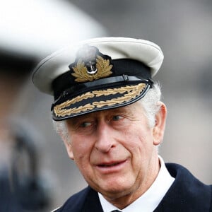 Le prince Charles, prince de Galles et amiral de la flotte, préside les divisions du Lord High Admiral au Britannia Royal Naval College de Dartmouth, le 16 décembre 2021.