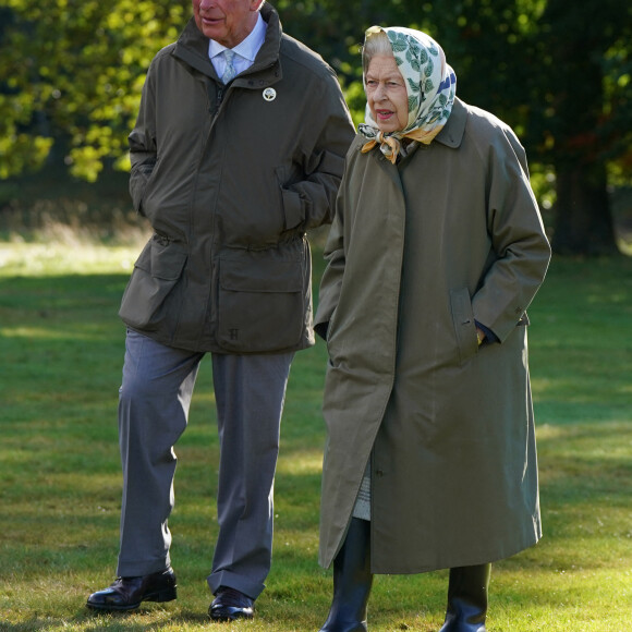 La reine Elisabeth II d'Angleterre et le prince Charles, prince de Galles, lancent le début de la saison de plantation officielle du Queen's Green Canopy (QGC) au domaine de Balmoral, Royaume Uni, le 1er octobre 2021.
