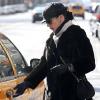 Catherine Zeta-Jones attend un taxi dans les rues de New York, le 7 janvier 2010 !