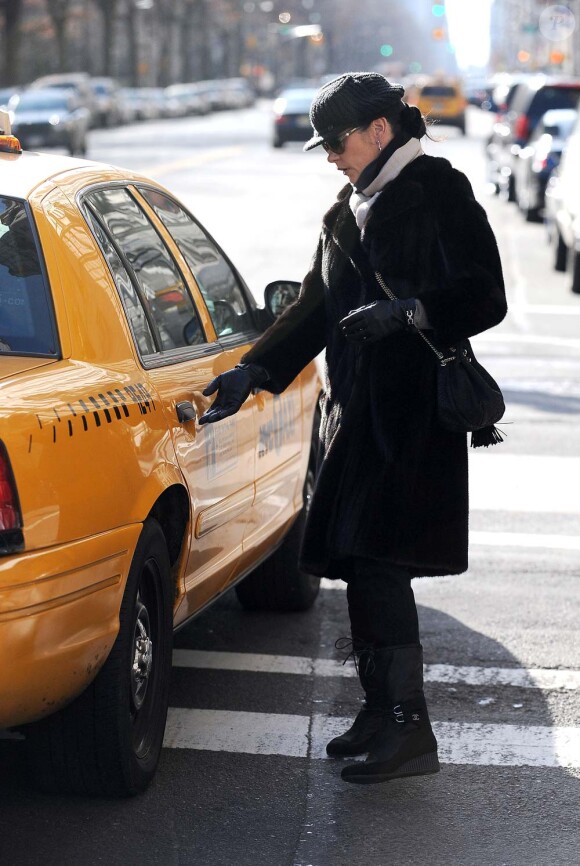 Catherine Zeta-Jones attend un taxi dans les rues de New York, le 7 janvier 2010 !