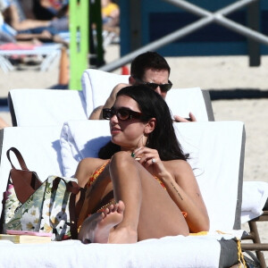 Dua Lipa profite d'une journée ensoleillée sur la plage de Miami, au lendemain de son concert à la FTX Arena. Le 10 février 2022.