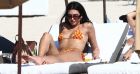 Dua Lipa, détendue en bikini à Miami Beach. Le 10 février 2022.