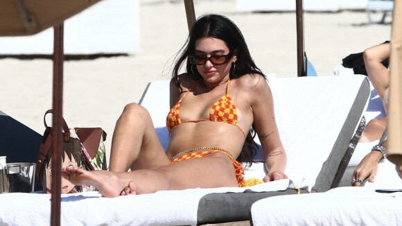 Dua Lipa, détendue en bikini à Miami Beach. Le 10 février 2022.