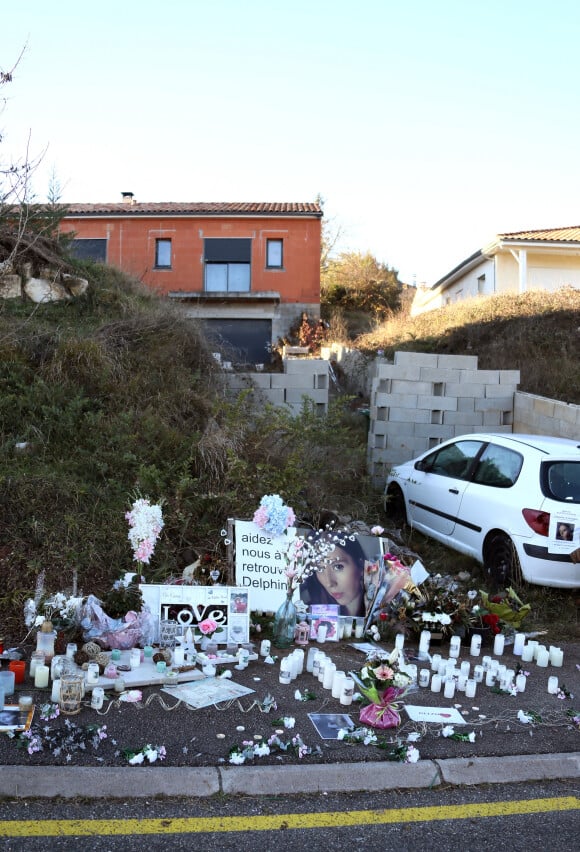 La famille et les proches se sont réunis pour une marche blanche en hommage à Delphine Jubillar, l'infirmière de 33 ans, disparue il y a un an, à Cagnac-les-Mines. Le 19 décembre 2021 © Patrick Bernard / Bestimage