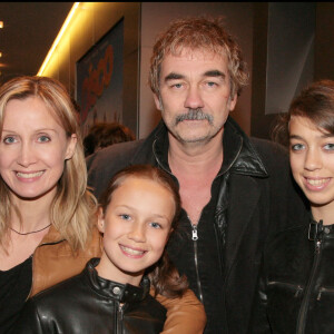 Olivier et Catherine Marchal avec leurs filles à la première du film "Disco" à Paris en 2008.