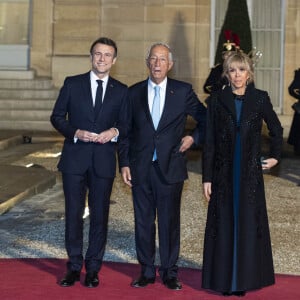 Le président Emmanuel Macron, Marcelo Rebelo De Sousa, président du Portugal et Brigitte Macron - Arrivées au dîner offert par le président de la République en l'honneur de M. Marcelo Rebelo de Sousa, Président de la République portugaise au palais de l'Elysée à Paris le 11 février 2022. © Pierre Perusseau / Bestimage 