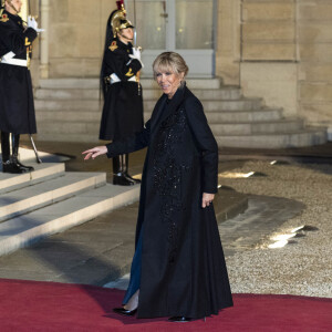 La première dame Brigitte Macron - Arrivées au dîner offert par le président de la République en l'honneur de M. Marcelo Rebelo de Sousa, Président de la République portugaise au palais de l'Elysée à Paris le 11 février 2022. © Pierre Perusseau / Bestimage 