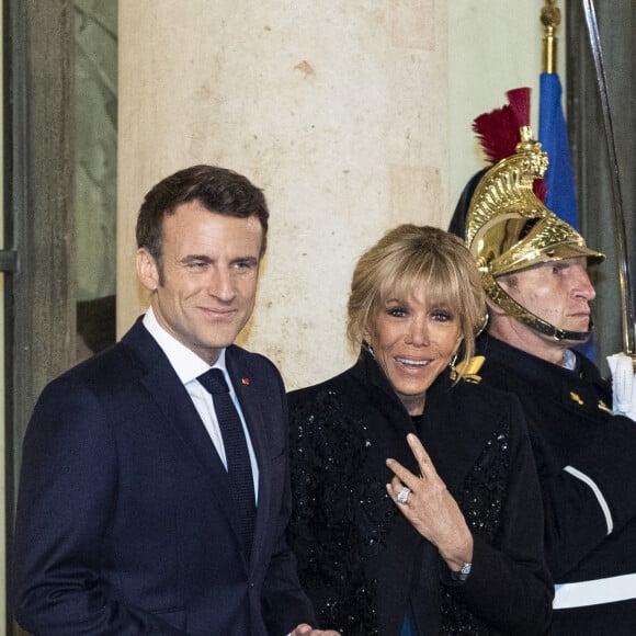 Le président Emmanuel Macron et Brigitte Macron - Arrivées au dîner offert par le président de la République en l'honneur de M. Marcelo Rebelo de Sousa, Président de la République portugaise au palais de l'Elysée à Paris le 11 février 2022. © Pierre Perusseau / Bestimage 