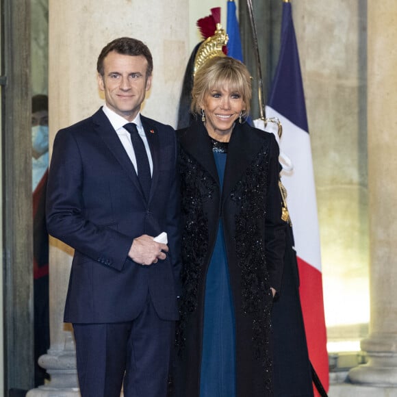 Le président Emmanuel Macron et Brigitte Macron - Arrivées au dîner offert par le président de la République en l'honneur de M. Marcelo Rebelo de Sousa, Président de la République portugaise au palais de l'Elysée à Paris. © Pierre Perusseau / Bestimage 