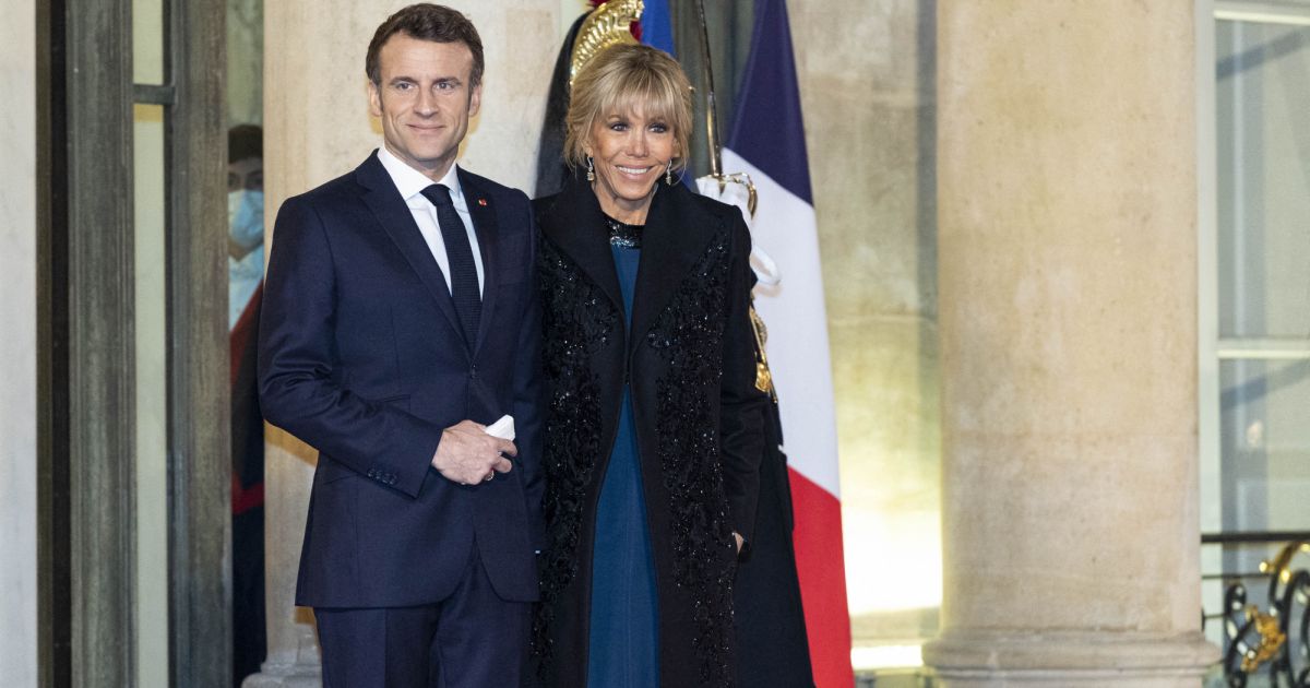 Very elegant Brigitte Macron on the arm of Emmanuel Macron, for a grand dinner at the Elysee