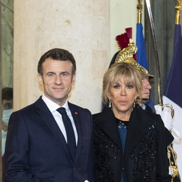 Le président Emmanuel Macron et Brigitte Macron - Arrivées au dîner offert par le président de la République en l'honneur de M. Marcelo Rebelo de Sousa, Président de la République portugaise au palais de l'Elysée à Paris le 11 février 2022. © Pierre Perusseau / Bestimage 