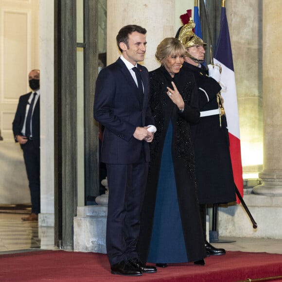 Le président Emmanuel Macron et Brigitte Macron - Arrivées au dîner offert par le président de la République en l'honneur de M. Marcelo Rebelo de Sousa, Président de la République portugaise au palais de l'Elysée à Paris le 11 février 2022. © Pierre Perusseau / Bestimage 