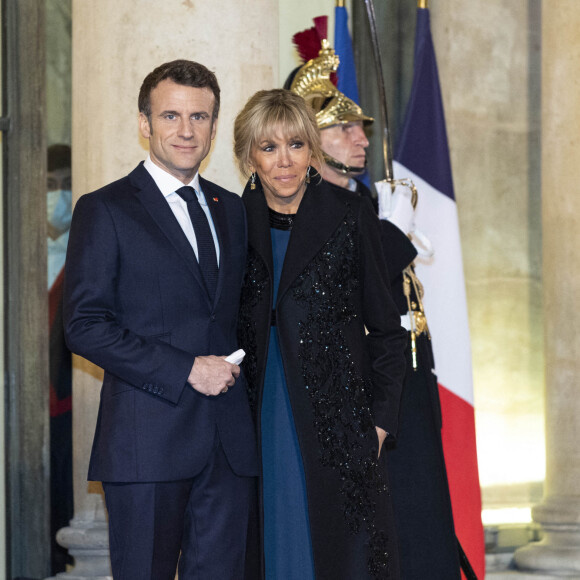 Le président Emmanuel Macron et Brigitte Macron - Arrivées au dîner offert par le président de la République en l'honneur de M. Marcelo Rebelo de Sousa, Président de la République portugaise au palais de l'Elysée à Paris le 11 février 2022. © Pierre Perusseau / Bestimage 