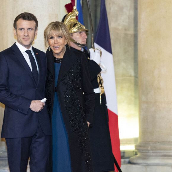 Le président Emmanuel Macron et Brigitte Macron - Arrivées au dîner offert par le président de la République en l'honneur de M. Marcelo Rebelo de Sousa, Président de la République portugaise au palais de l'Elysée à Paris le 11 février 2022. © Pierre Perusseau / Bestimage 