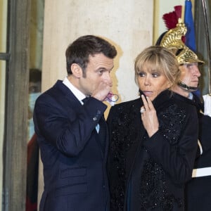 Le président Emmanuel Macron et Brigitte Macron - Arrivées au dîner offert par le président de la République en l'honneur de M. Marcelo Rebelo de Sousa, Président de la République portugaise au palais de l'Elysée à Paris le 11 février 2022. © Pierre Perusseau / Bestimage 