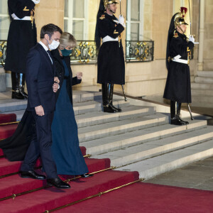 Le président Emmanuel Macron et Brigitte Macron - Arrivées au dîner offert par le président de la République en l'honneur de M. Marcelo Rebelo de Sousa, Président de la République portugaise au palais de l'Elysée à Paris le 11 février 2022. © Pierre Perusseau / Bestimage 