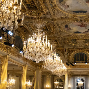 Dîner offert par le Président de la République et Mme Brigitte Macron en l'honneur de M. Marcelo Rebelo de Sousa, Président de la République portugaise au palais de l'Elysée à Paris le 11 février 2022. © Céline Bregand / Pool / Bestimage  Portuguese President Marcelo Rebelo de Sousa gives a toast. French president Emmanuel Macron and his wife Brigitte Macron are at the table. A state dinner took place in the honor of Portuguese President at the Elysee Palace in Paris, France on February 11th, 2022. 