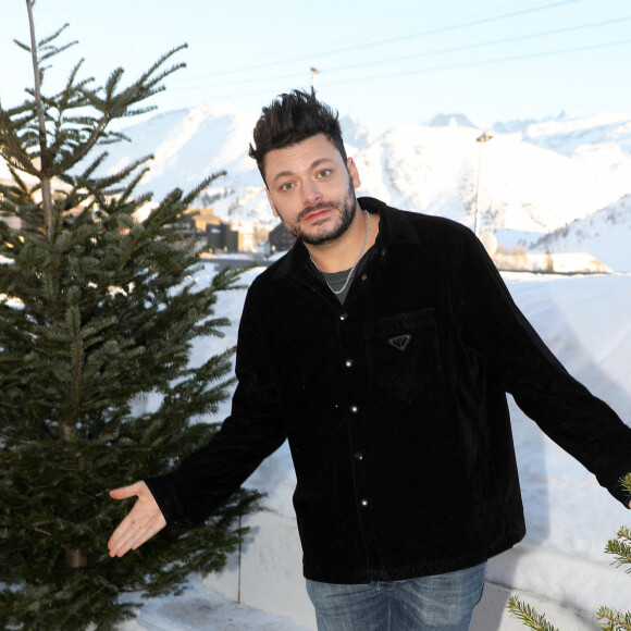Kev Adams au photocall du film "Maison de retraite" lors de la 25ème édition du Festival international du film de comédie de l'Alpe d'Huez, France, le 22 janvier 2022. © Dominique Jacovides/Bestimage 