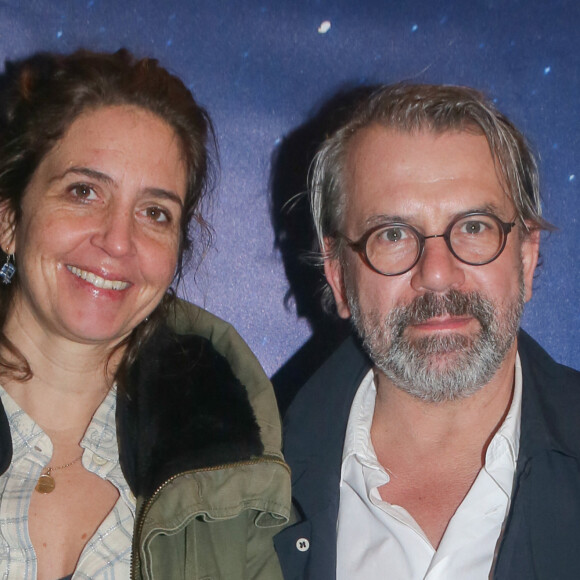 Philippe Torreton et sa femme Elsa Boublil au photocall du spectacle "Bô, le voyage musical" au théâtre du 13ème Art à Paris, le 8 mars 2018. © CVS/Bestimage