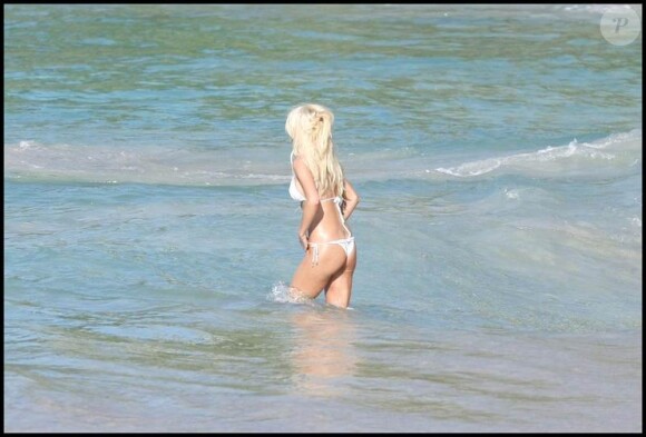 La jolie Victoria Silvstedt en vacances à Saint-Barthelemy, le 4 janvier 2010.