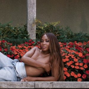 Présentée pour la saison automne 2021, la nouvelle campagne met en vedette le mannequin britannique Naomi Campbell, photographiée sur place dans l'historique Villa Necchi Campiglio à Milan 