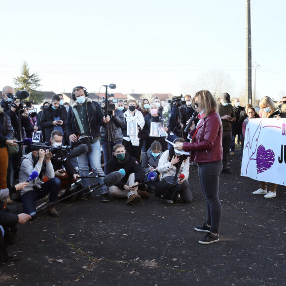 La famille et les proches se sont réunis pour une marche blanche en hommage à Delphine Jubillar, l'infirmière de 33 ans, disparue il y a un an, à Cagnac-les-Mines. Le 19 décembre 2021