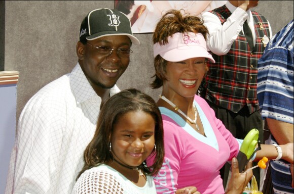 Whitney Houston (ici photographiée avec son ex-mari Bobby Brown et leur défunte fille Bobbi Kristina) est morte il y a 10 ans. Que devient son héritage ?