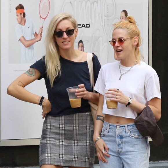 Exclusif - Kristen Stewart et sa compagne Dylan Meyer sont passées prendre des cafés en ville à New York le 11 septembre 2021. 