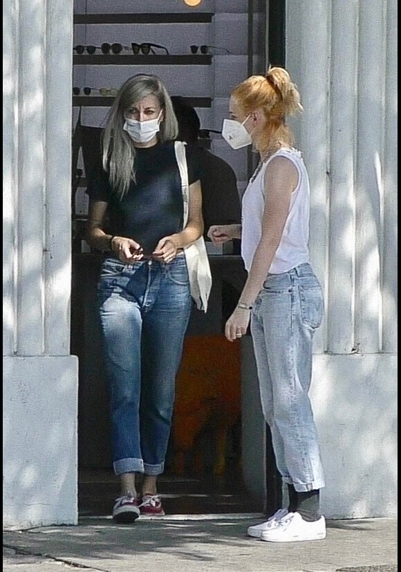 Exclusif - Kristen Stewart fait du shopping avec sa compagne Dylan Meyer à Los Feliz le 26 aout 2021. 