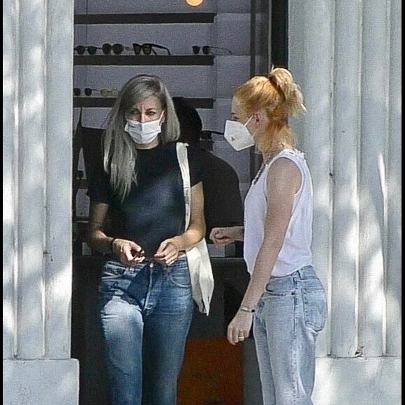Exclusif - Kristen Stewart fait du shopping avec sa compagne Dylan Meyer à Los Feliz le 26 aout 2021. 